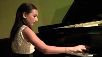 Ученица салютует Куинси Джонсу