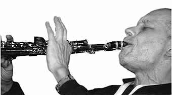 Владимир Чекасин - ансамбль песни и пляски имени себя..  